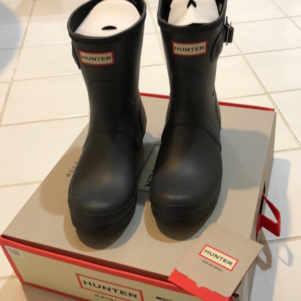 Hunter dark slate/black boots size 7,back zipper,side buckle,EXCELLENT CONDITION